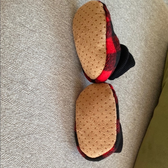 NWT 20 pair of Red & Black Plaid Kids Slippers 0-6 M & Grippy Feet Bottoms - Picture 11 of 13